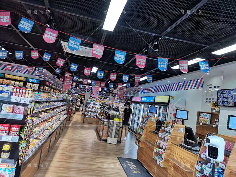 零食店鋪裝修完工現(xiàn)場實(shí)景圖